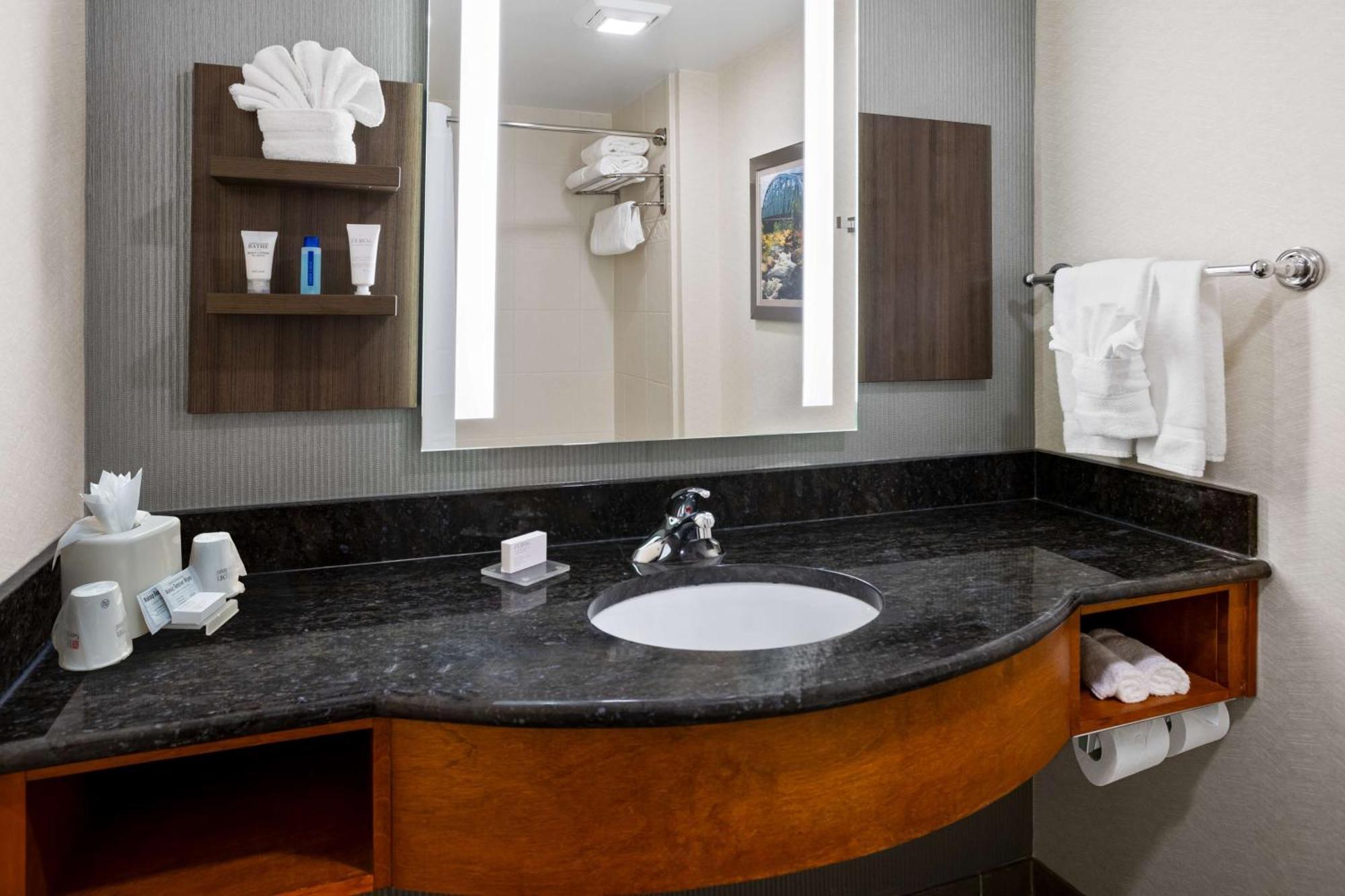 Hilton Garden Inn Милфорд Экстерьер фото