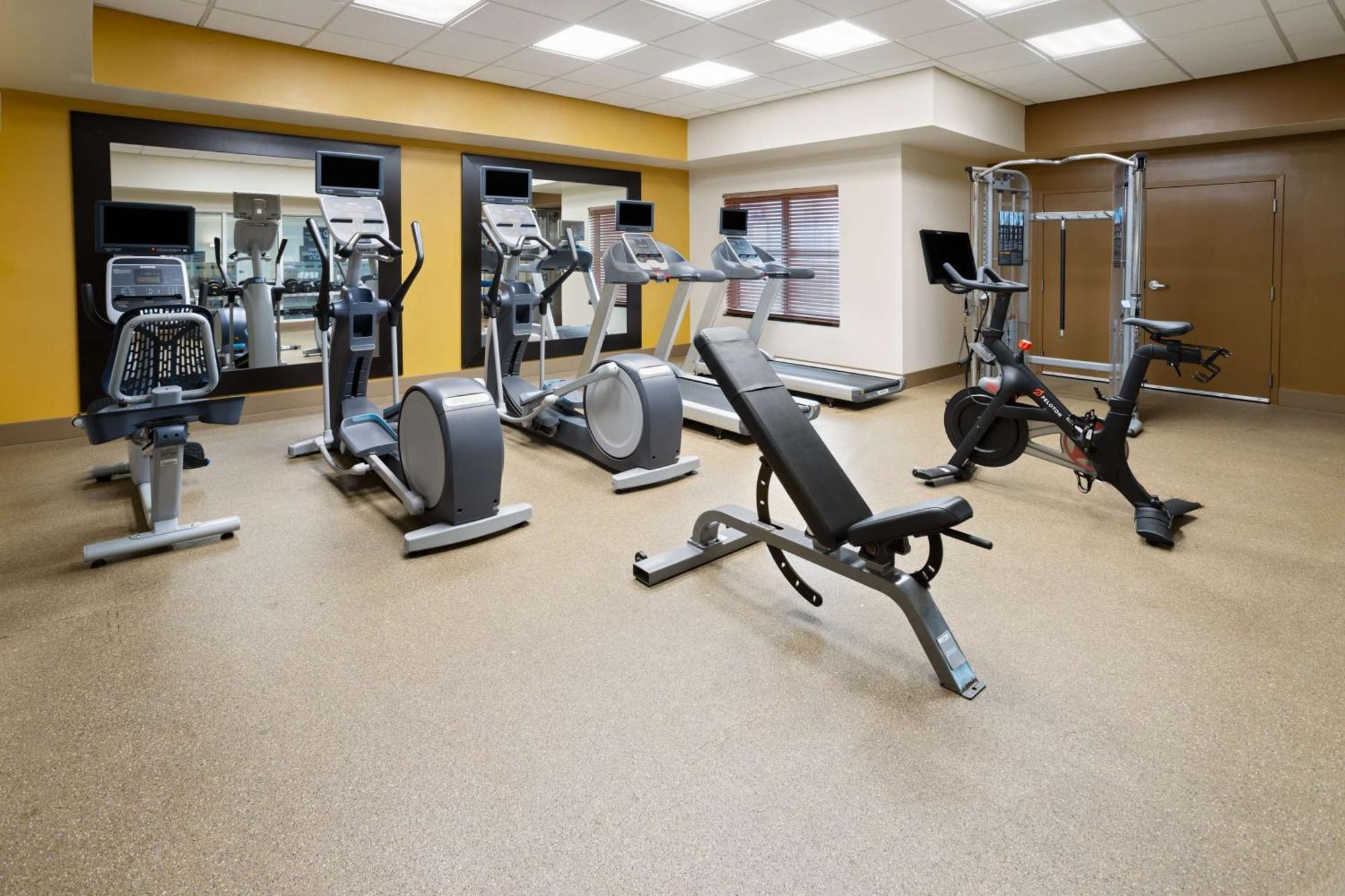 Hilton Garden Inn Милфорд Экстерьер фото