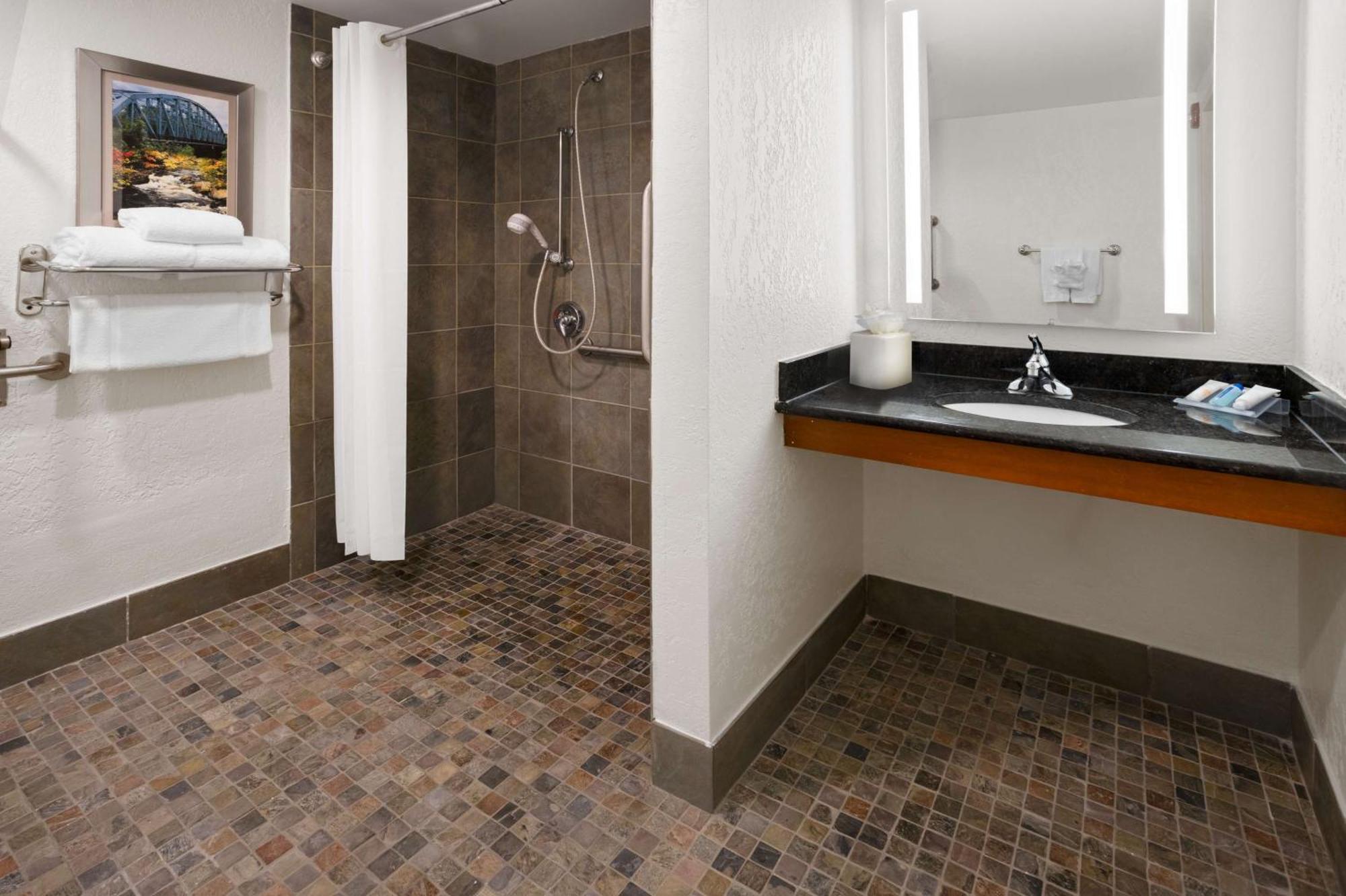 Hilton Garden Inn Милфорд Экстерьер фото